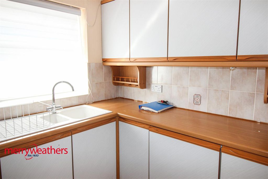 Property photo 2 of 11 Kitchen