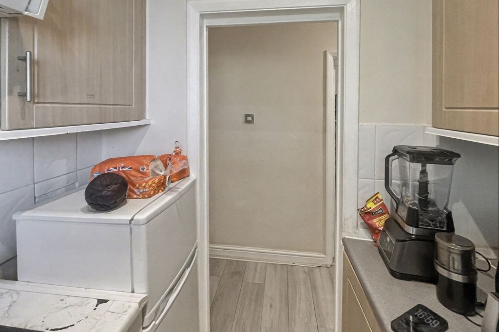 Property photo 3 of 17 109A London Road, Morden, Greater London, Sm4 5Hp