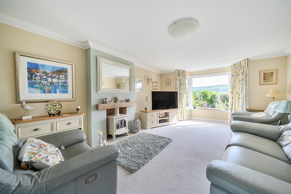 Property photo 2 of 21 Sitting Room
