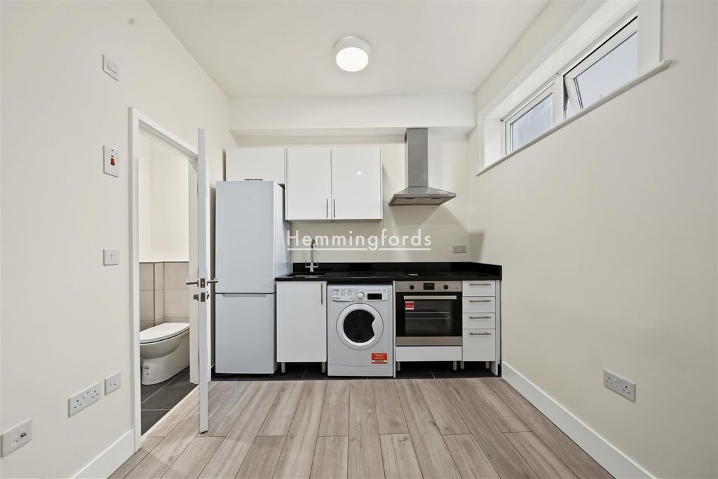 Property photo 2 of 15 Flat 2, 424 West Green Road N15 3Pu-With Watermark