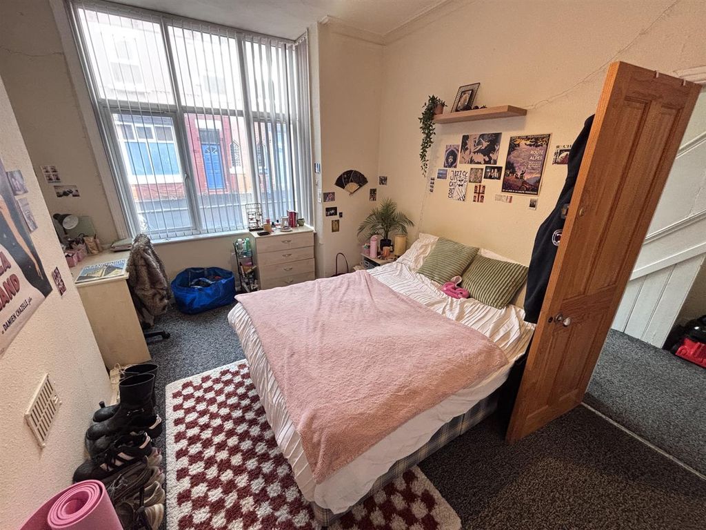 Property photo 3 of 17 Gf Bedroom
