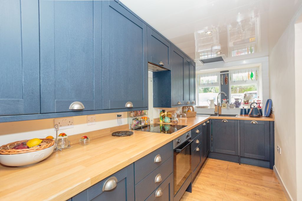 Property photo 3 of 19 Kitchen