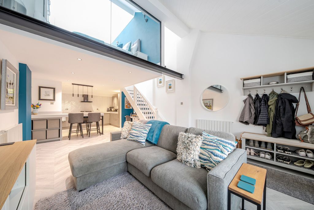 Property photo 1 of 16 Lounge