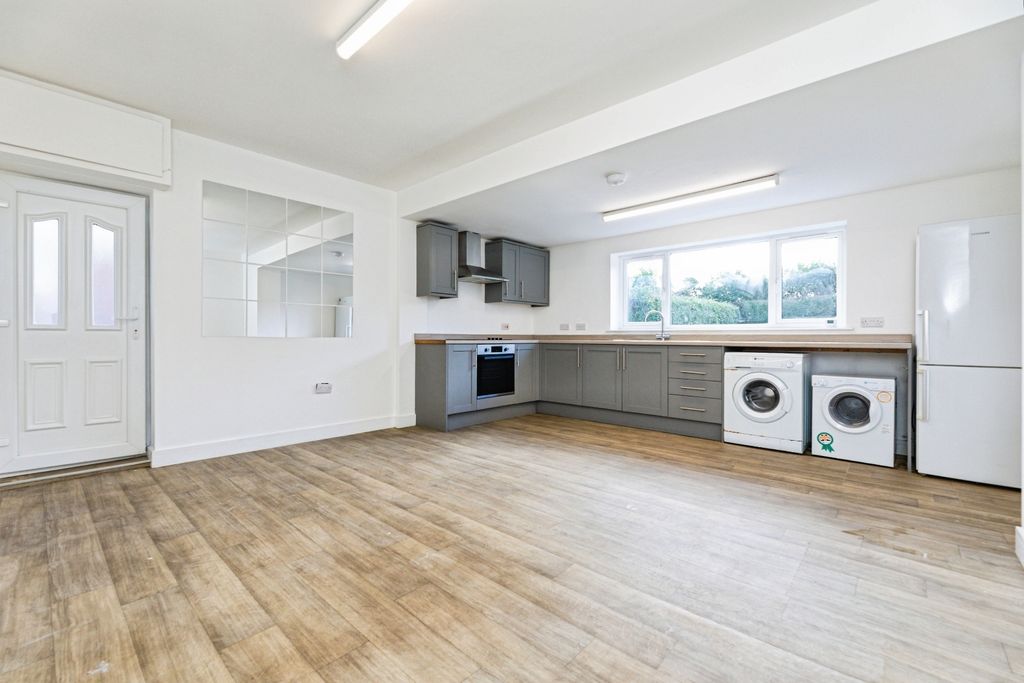 Property photo 3 of 18 Pbox-Kitchen-334146.Jpg