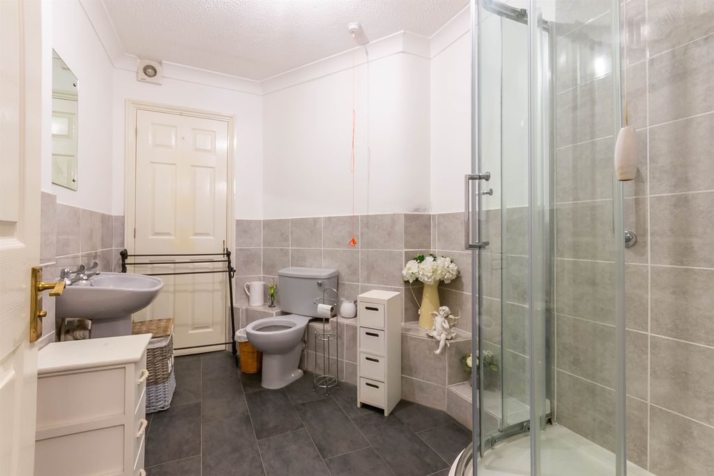 Property photo 3 of 11 Shower Room