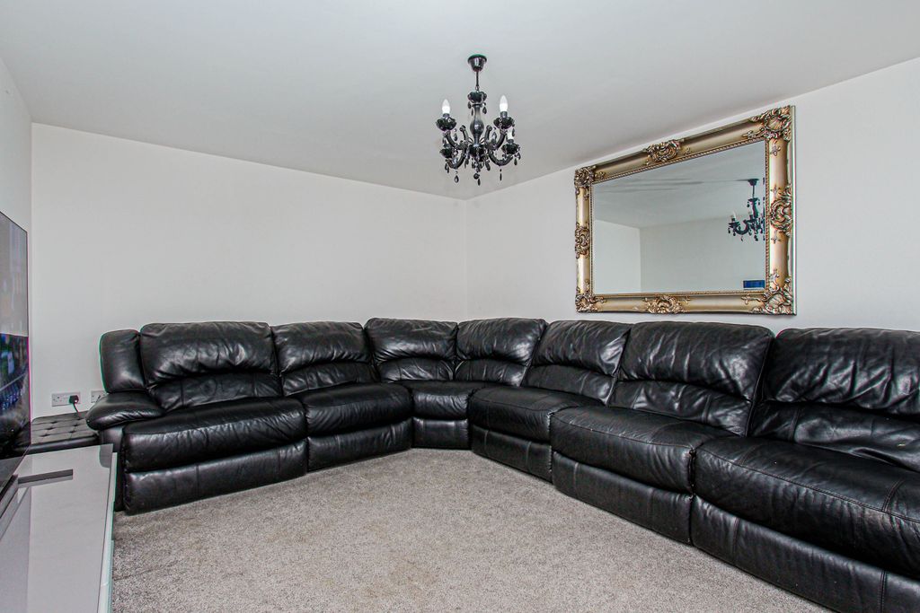 Property photo 3 of 21 Lounge
