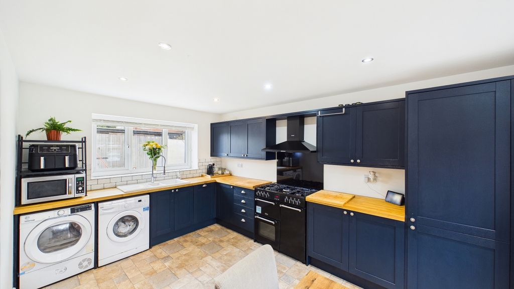 Property photo 3 of 15 Cam03669G0-Pr0062-Still005