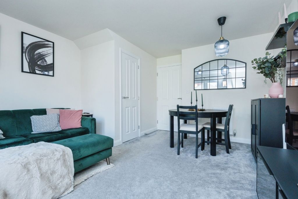 Property photo 3 of 17 Living Room