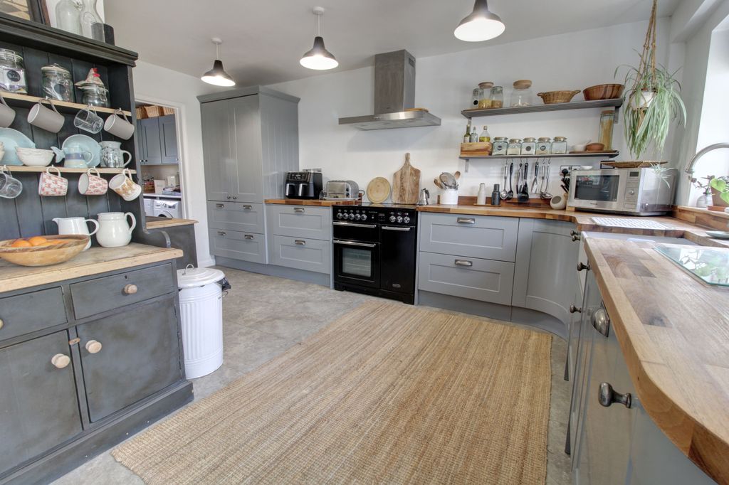 Property photo 3 of 31 Kitchen