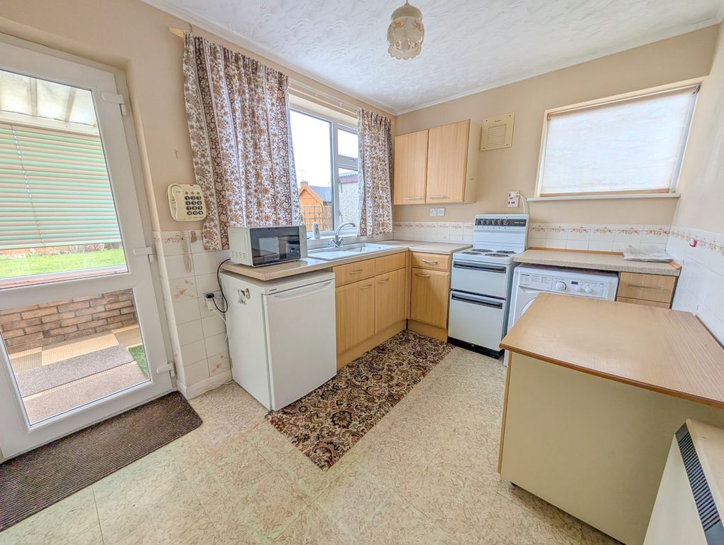 Property photo 3 of 10 Kitchen