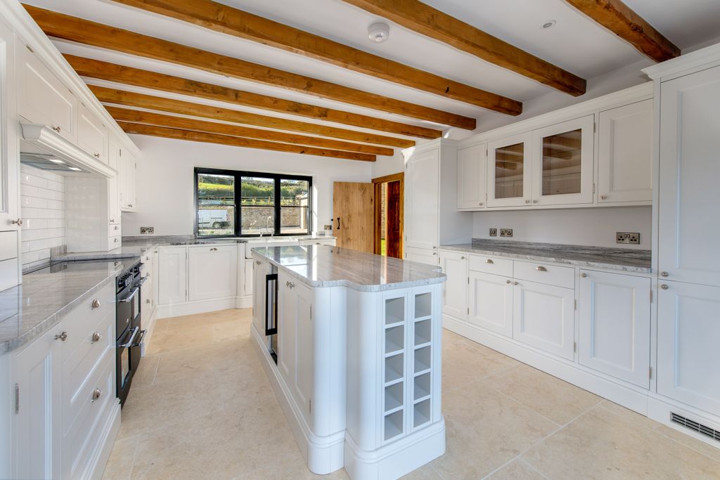 Property photo 3 of 28 .