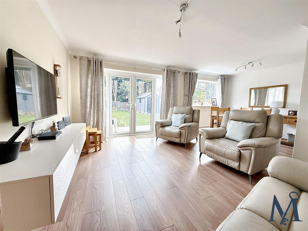 Property photo 3 of 18 Living Room / Dining Area