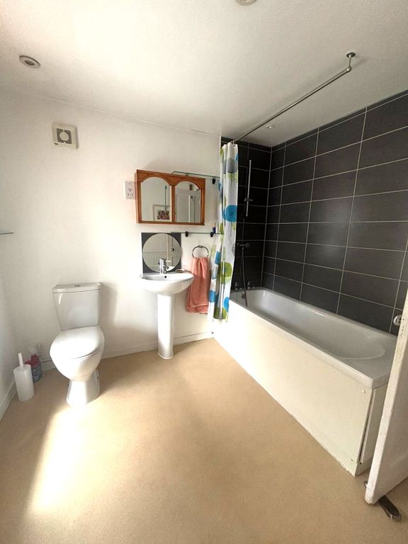 Property photo 3 of 12 Bathroom 