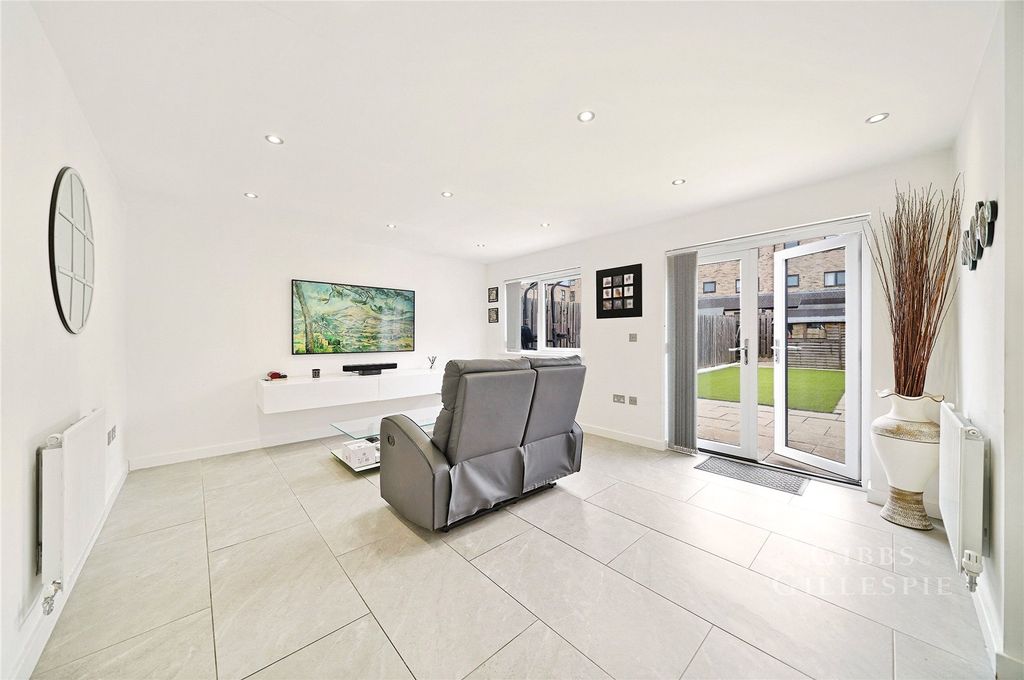 Property photo 2 of 15 Picture No. 12