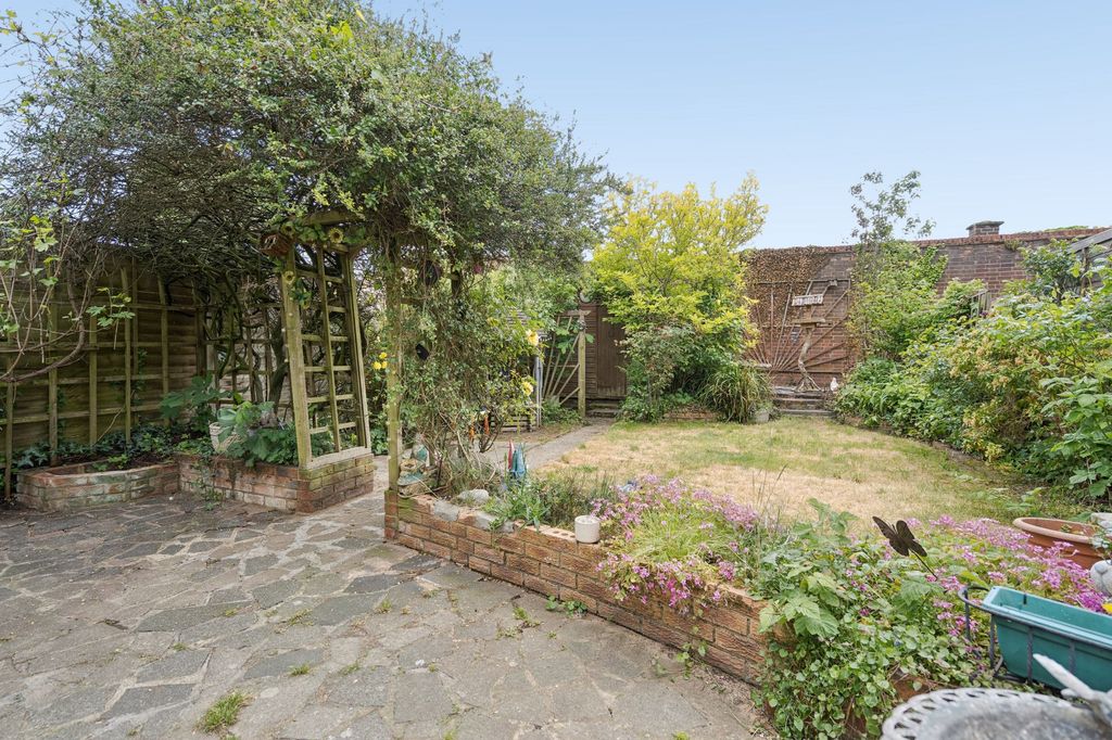 Property photo 2 of 21 Garden (2)