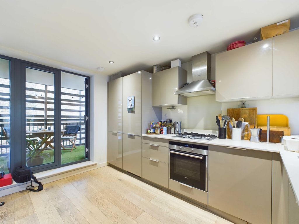 Property photo 3 of 15 Cam03741G0-Pr0059-Still042