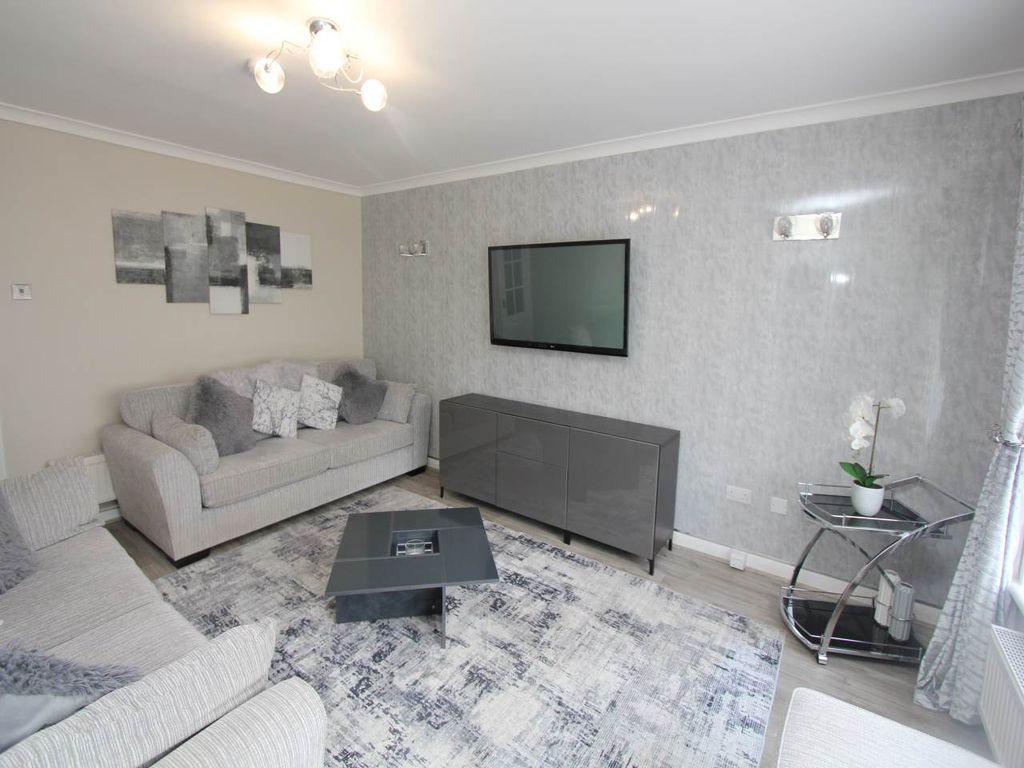 Property photo 3 of 12 Lounge