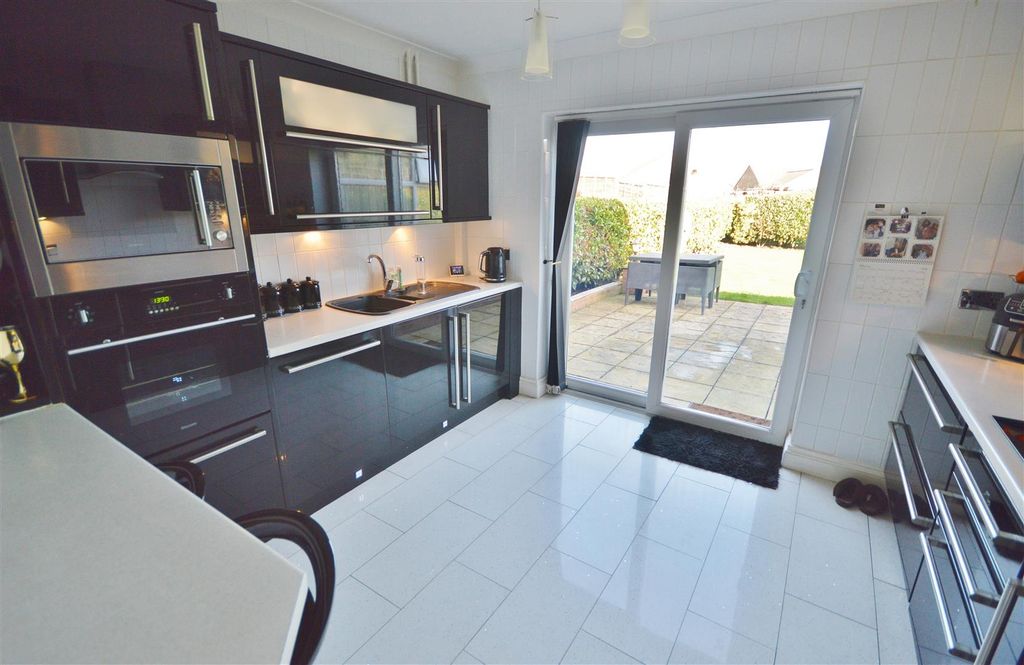 Property photo 2 of 18 Kitchen