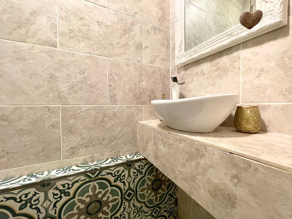 Property photo 2 of 10 Communal WC Aspect 1