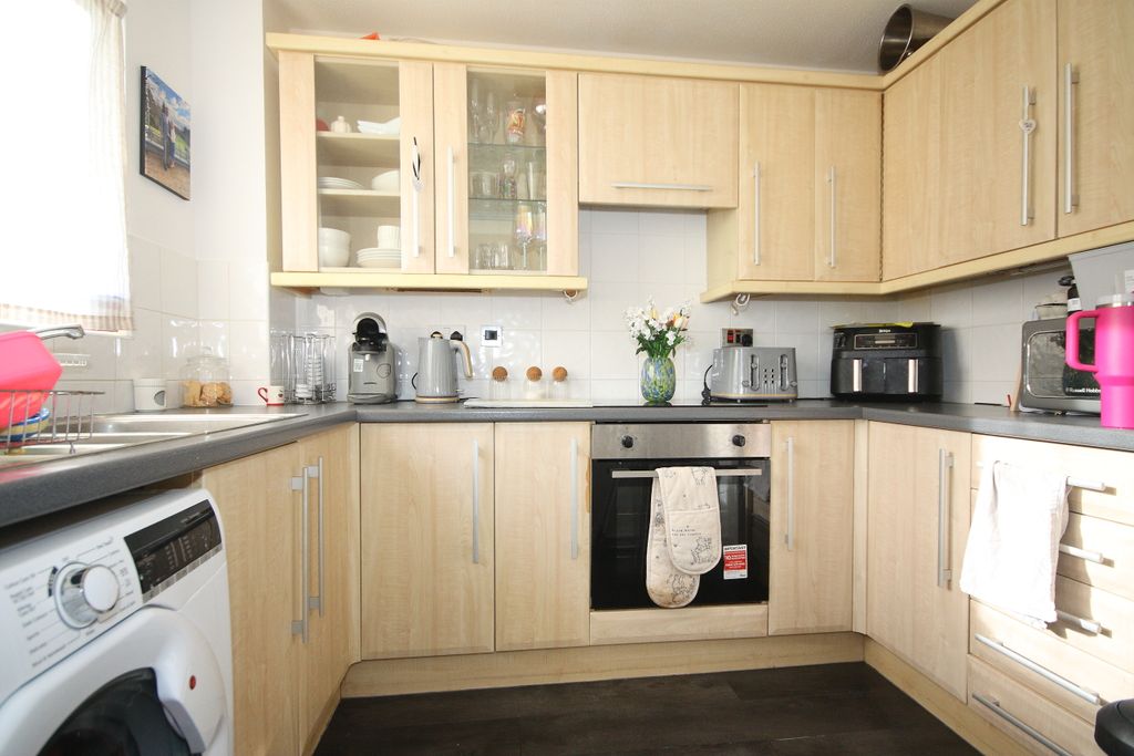 Property photo 3 of 6 Kitchen