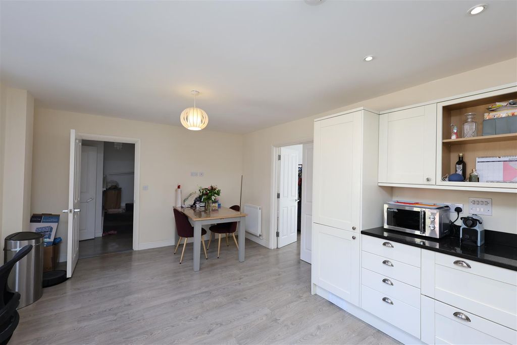 Property photo 3 of 17 Dining Area