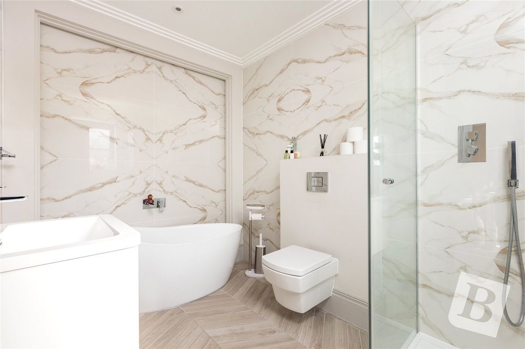Property photo 2 of 17 Master En-Suite