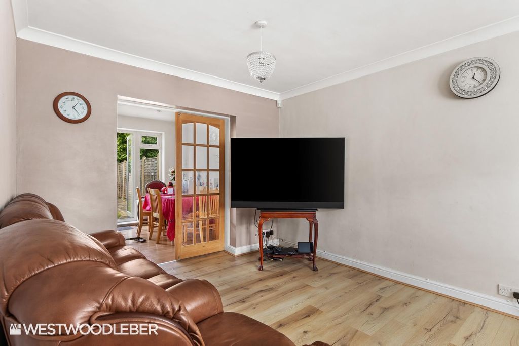 Property photo 3 of 21 Hydemead_13.Jpg