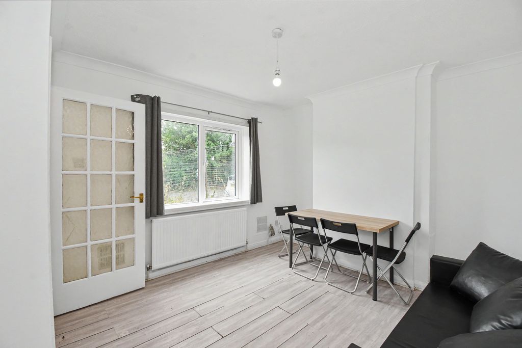 Property photo 3 of 15 71 Moreland Avenue, Colnbrook, Slough Sl3 0Ll