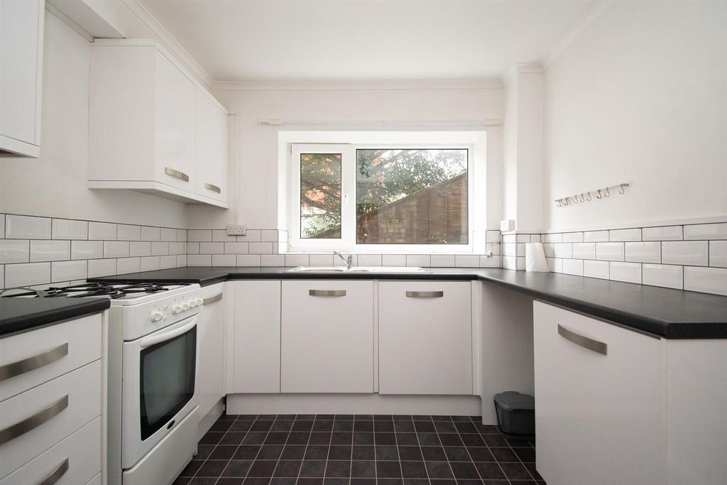 Property photo 3 of 10 Kitchen