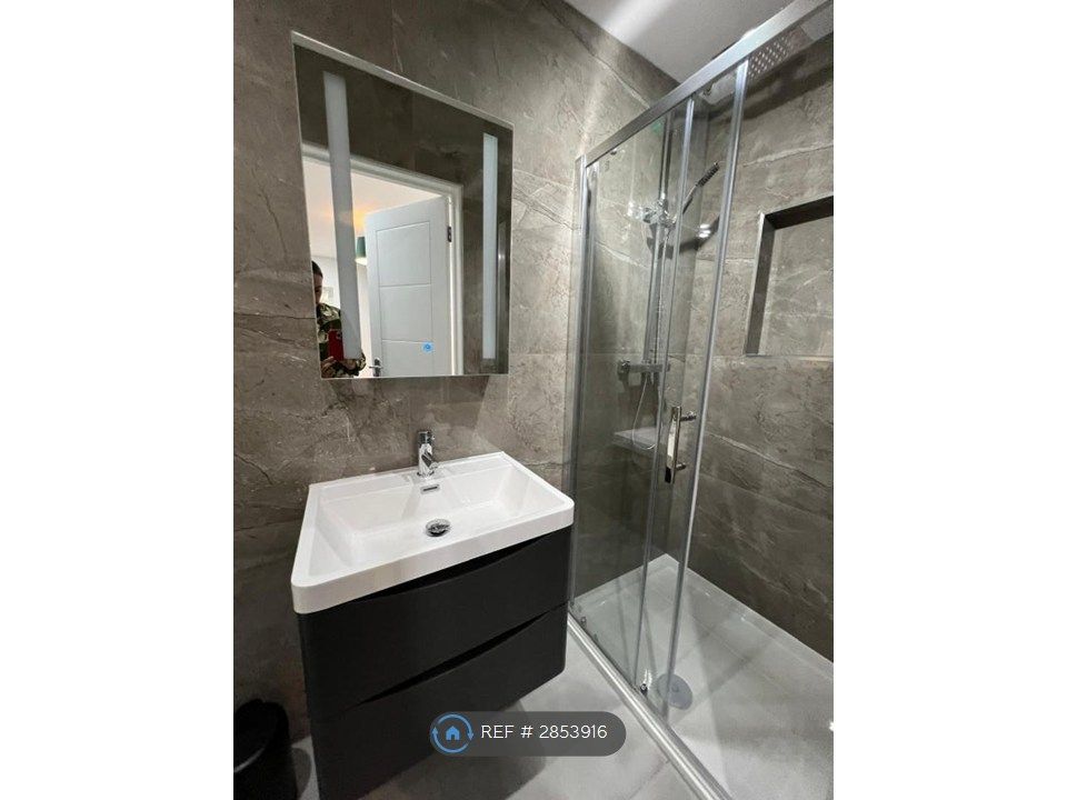 Property photo 2 of 8 En-Suite