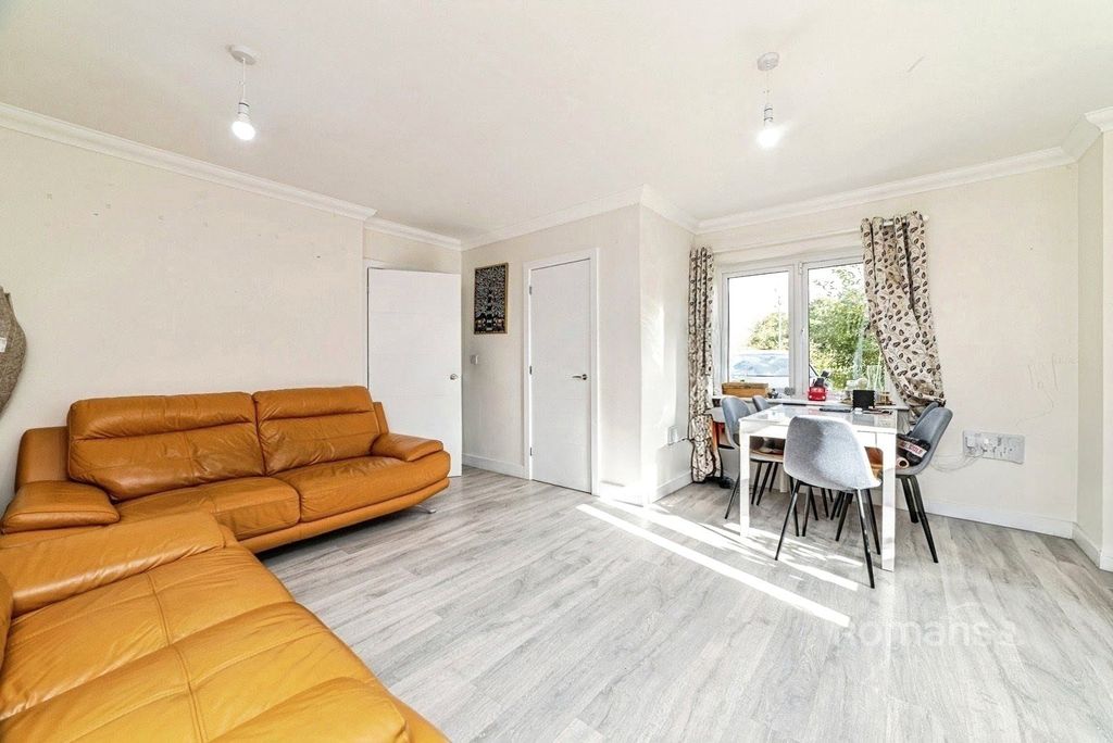 Property photo 2 of 11 Picture No. 15