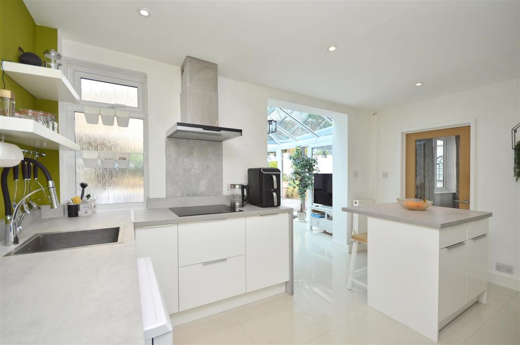 Property photo 3 of 21 Kitchen / Breakfast Room