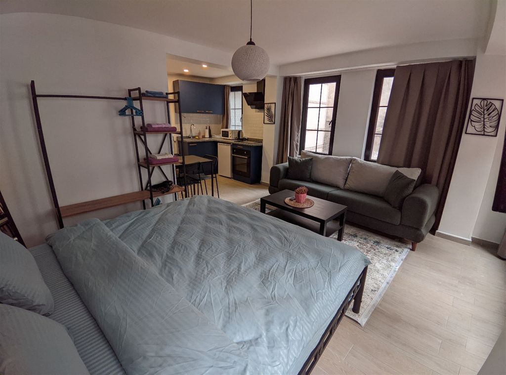 Property photo 2 of 12 Renovated Investment Property In Istanbul For Sale - Fully Furnished Living Space