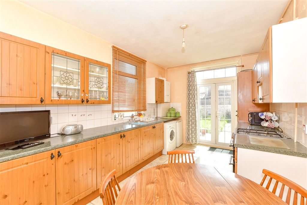 Property photo 3 of 8 Kitchen