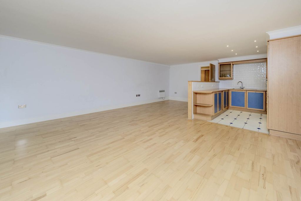 Property photo 2 of 23