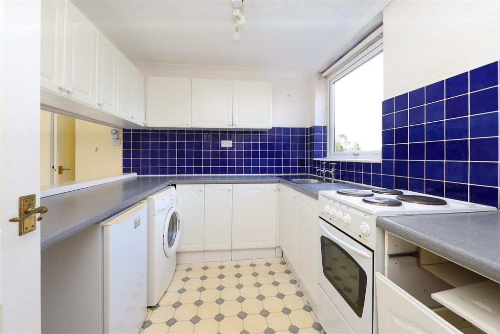 Property photo 2 of 7 Hawksworth Close