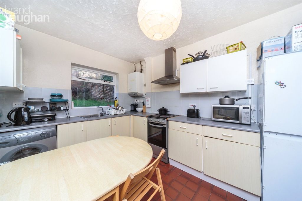 Property photo 3 of 7 Kitchen