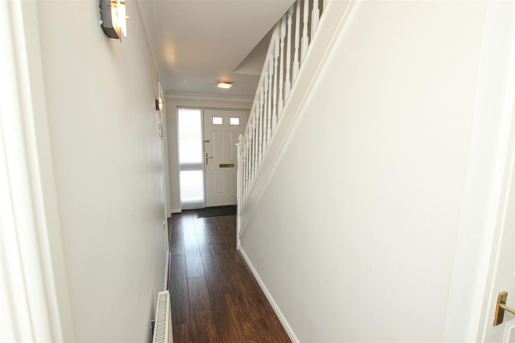 Property photo 2 of 19 Entrance Hall