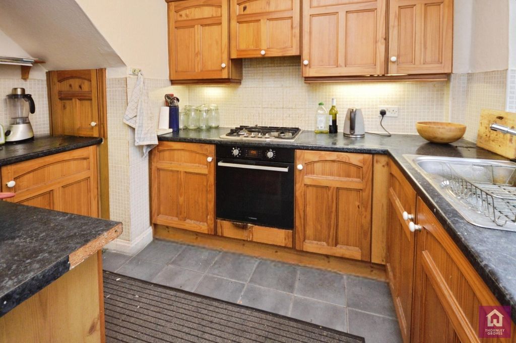 Property photo 3 of 10 Kitchen