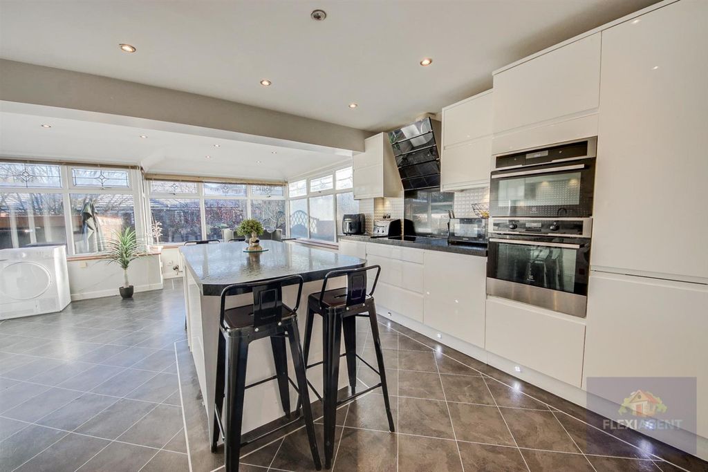 Property photo 2 of 27 4425582