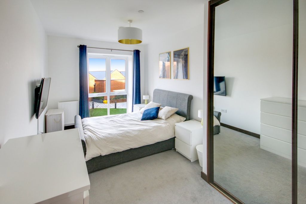 Additional image 6 of 2 bed flat for saleQueens Road, East Grinstead RH19