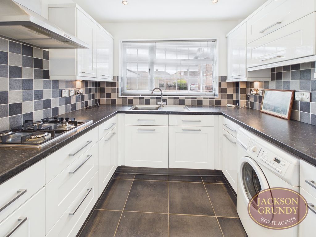 Property photo 2 of 15 Knighton Close