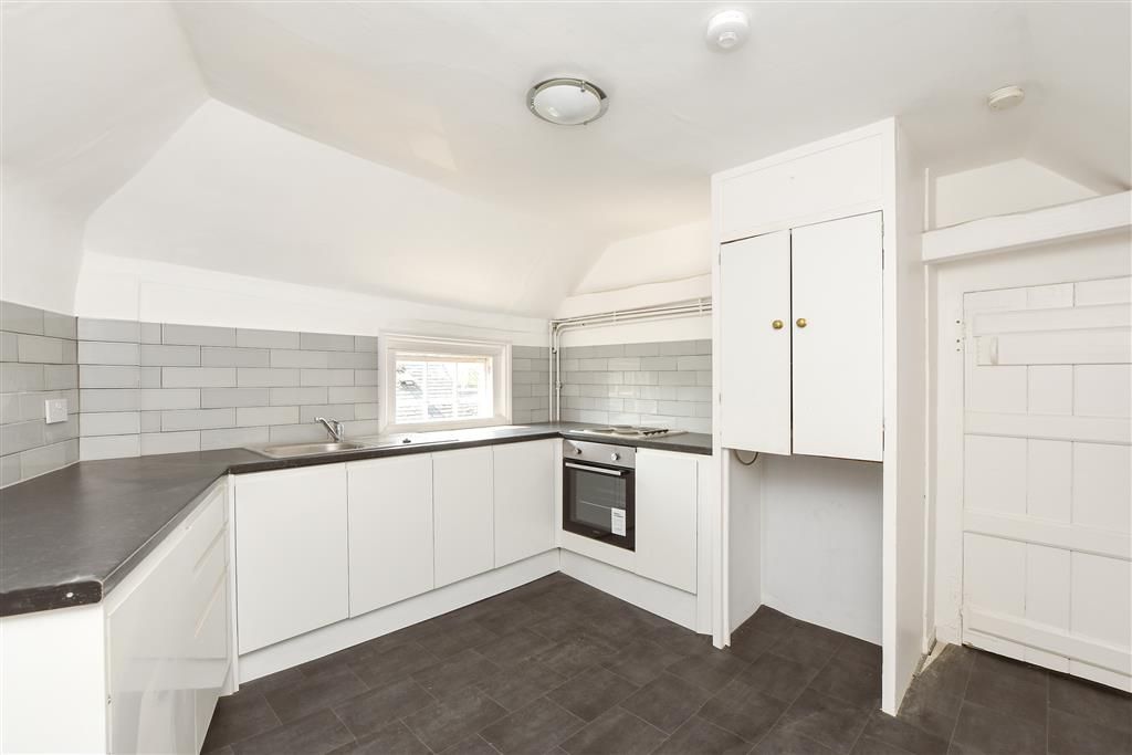 Property photo 3 of 11 Kitchen