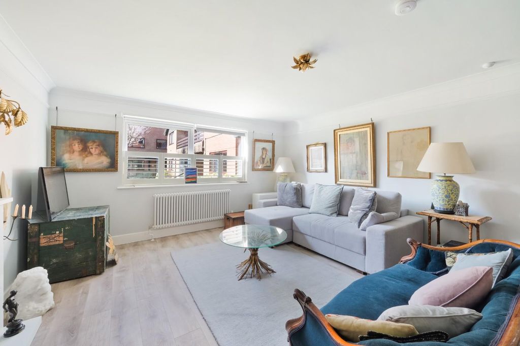 Property photo 2 of 14 Heathside Court