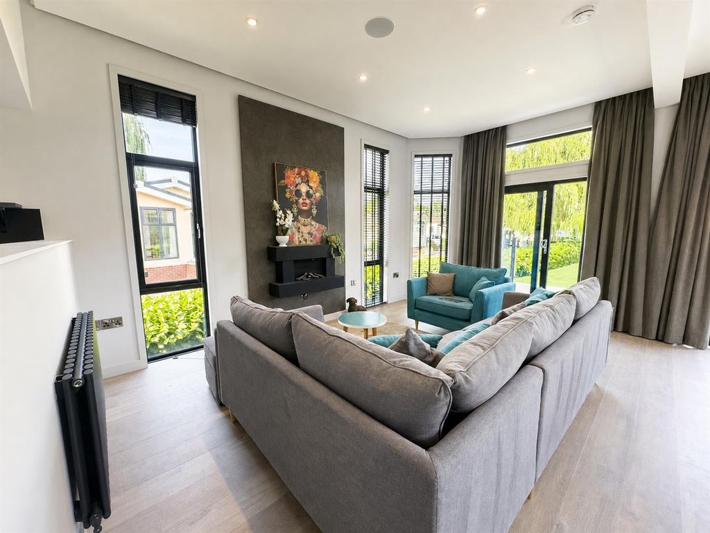 Property photo 2 of 7 Spring-Lodge-11A-Thames-Road-3d333A61-2.Png