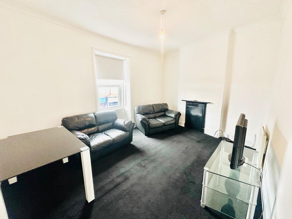 Property photo 1 of 7 2 Bed Flat To Let