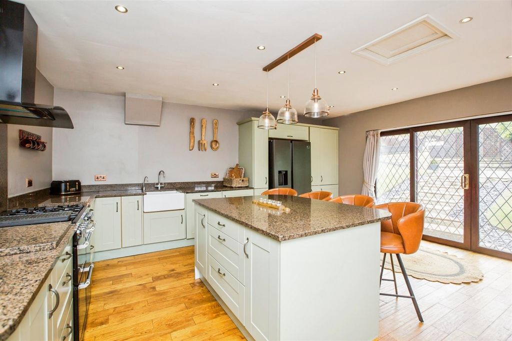Property photo 3 of 21 Dining Kitchen