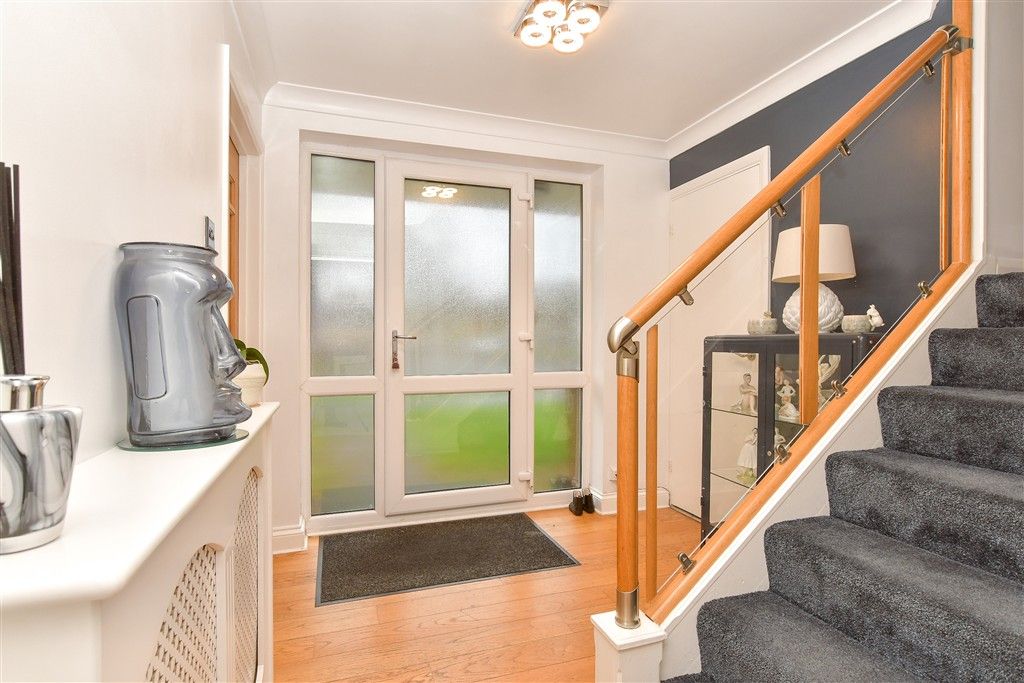 Property photo 2 of 11 Hallway