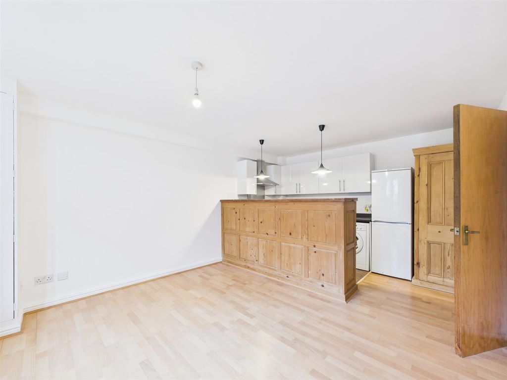 Property photo 2 of 8 Cam04237G0-Pr0226-Still001.Jpg