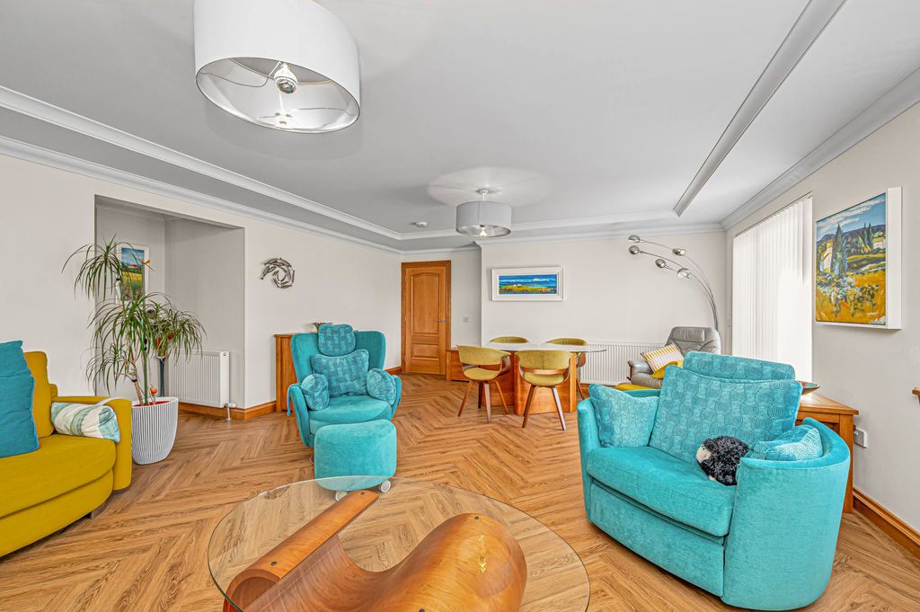 Property photo 2 of 18 Lounge